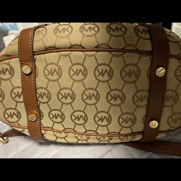 Michael Kors Monogram purse - Picture 4 of 9